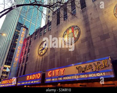 Durante la stagione delle vacanze, enormi folle si allinea per vedere lo spettacolare Natale che presenta le Rockettes nella radio City Music Hall, New York City, Stati Uniti, 2021 Foto Stock