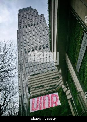 Il blocco della torre ospita le suite e l'hotel K11 ATELIER che fanno parte dello sviluppo del Victoria Dockside, con l'esterno del centro commerciale K11 MUSEA, Tsim Sha Tsui, Kowloon, Hong Kong Foto Stock