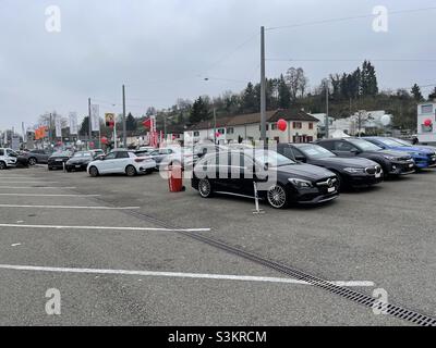 Parcheggio con auto di seconda mano per la vendita in contanti o contratto di leasing a Zurigo, Svizzera. Foto Stock