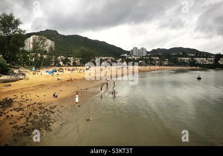 I turisti nazionali visitano la spiaggia artificiale di Tai Pak di Discovery Bay, l'isola di Lantau, Hong Kong Foto Stock