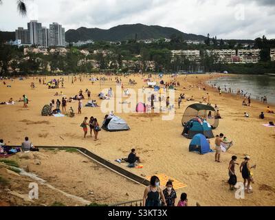 I turisti nazionali visitano la spiaggia artificiale di Tai Pak di Discovery Bay, l'isola di Lantau, Hong Kong Foto Stock