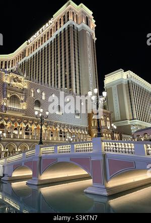 Novembre 2021 Las Vegas Nevada USA vista notturna del Venetian Resort and Casino Foto Stock