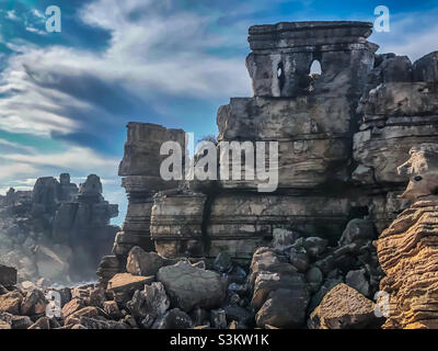 Formazioni rocciose naturali create da secoli di intemperie oceaniche a Peniche, Portogallo Foto Stock