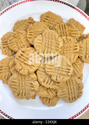 Biscotti fatti in casa al burro di arachidi serviti su un piatto decorativo da portata. Foto Stock