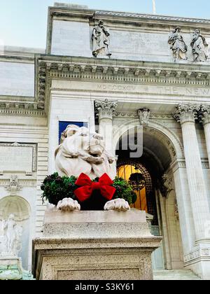 Una delle statue del leone di fronte alla biblioteca della città di New York Foto Stock