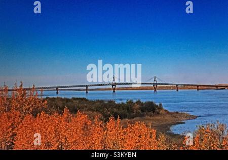 Il ponte DEH Cho, cable-stayed bridge, Mackenzie River, Yellowknife Highway, Fort Providence, Northwest Territories, Canada Foto Stock