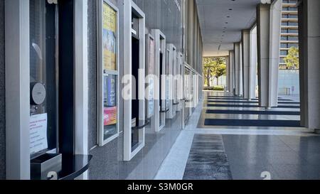 LOS ANGELES, CA, FEBBRAIO 2021: Biglietterie e poster per i prossimi eventi al Music Center in Downtown Foto Stock