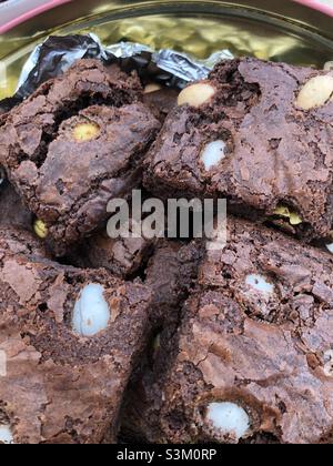 Primo piano di mini brownie di Pasqua al cioccolato fatti in casa Foto Stock