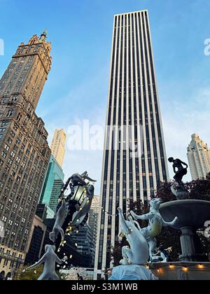 Decorazioni natalizie alla fontana Pulitzer all'ombra degli edifici MGM Sherry Netherlands, 2021, New York City, Stati Uniti Foto Stock