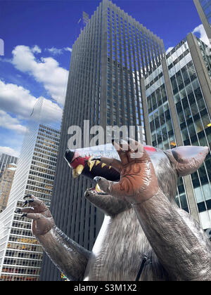 Gigantesco ratto gonfiabile su una linea di picket sindacale a New York City, 2021, Stati Uniti Foto Stock