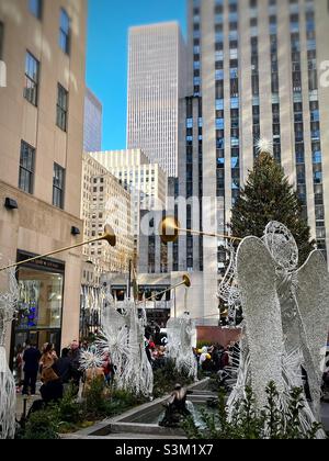 Decorazioni natalizie al Rockefeller Center, tra cui l'iconico albero di Natale e le figure degli angeli di Herald, 2021, New York City, Stati Uniti Foto Stock