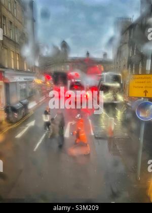 Scena stradale di un giorno piovoso dalla cima di un autobus a Edimburgo, dicembre. Foto Stock