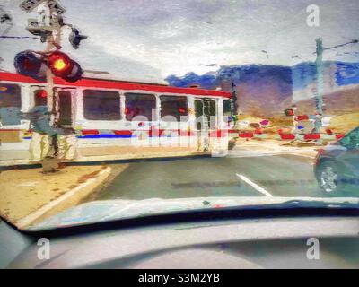 UTA (Utah Transit Authority) TRAX Line attraversando la strada nell'estremità meridionale della valle di Salt Lake nello Utah, USA. L'immagine originale è stata resa pittorica e impressionistica tramite IOS app Oilist. Foto Stock