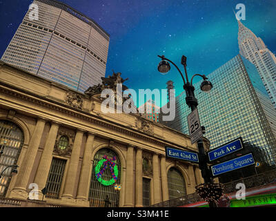 Durante le ore serali la corona gigante all'ingresso di Pershing Square al terminal Grand Central è illuminata in colori festosi verdi e rossi, 2021, New York City, USA Foto Stock