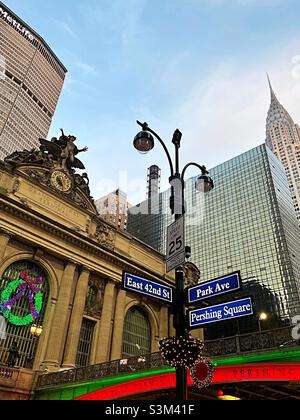 Segnaletica stradale illuminata a Pershing Square di fronte al terminal Grand Central durante la stagione delle festività, 2021, New York City, Stati Uniti Foto Stock