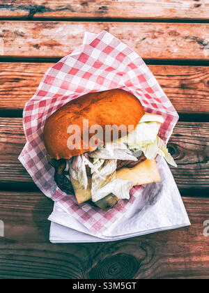 Togliere l'hamburger di manzo con pancetta, formaggio e lattuga Foto Stock