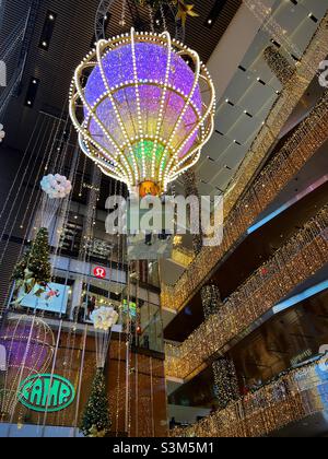 I negozi dell'Hudson Yards sono illuminati con la luminosa esposizione di luce sponsorizzata dalla Wells Fargo Bank, 2021, New York City, Stati Uniti Foto Stock