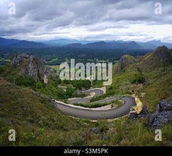 Le strade tortuose delle colline di Burake dove si erge la statua di Gesù Cristo Blesing a Makale in Tana Toraja Regency, Sulawesi Sud, Indonesia. Foto Stock