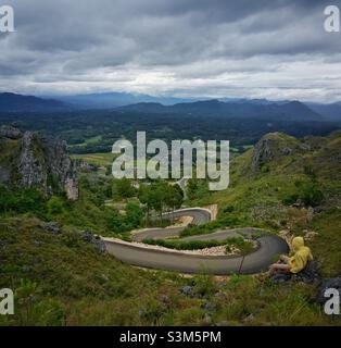 Le strade tortuose delle colline di Burake dove si erge la statua di Gesù Cristo Blesing a Makale in Tana Toraja Regency, Sulawesi Sud, Indonesia. Foto Stock