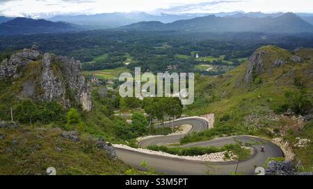 Le strade tortuose delle colline di Burake dove si erge la statua di Gesù Cristo Blesing a Makale in Tana Toraja Regency, Sulawesi Sud, Indonesia. Foto Stock