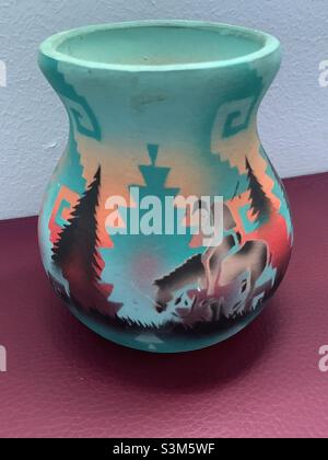Le ceramiche native americane mostrano il pilota svezzato su un cavallo in una natura selvaggia turchese e arancione di stile sud-occidentale. Foto Stock