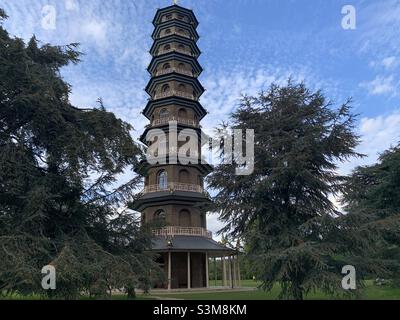 La Grande Pagoda nei Giardini di Kew. La pagoda fu completata nel 1762 come regalo per la Principessa Augusta, fondatore dei giardini botanici nella parte ovest di Londra. Foto Stock