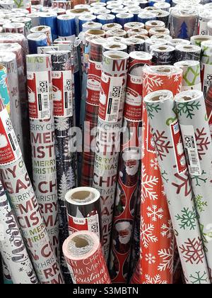 Rotoli di carta da imballaggio di Natale in vendita poco prima di Natale in un Walmart locale in Utah, Stati Uniti. Foto Stock
