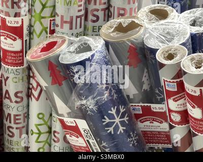 Rotoli di carta da imballaggio di Natale in vendita poco prima di Natale in un Walmart locale in Utah, Stati Uniti. Foto Stock