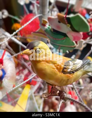 Albero di Natale con ornamenti d'epoca in mostra durante la stagione delle festività, 2021, USA Foto Stock