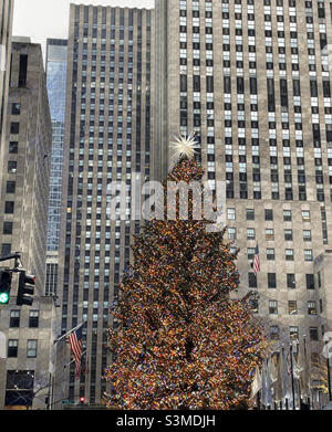 L'iconico albero di Natale al Rockefeller Center brilla in modo brillante durante la stagione delle vacanze, 2021, New York City, Stati Uniti Foto Stock