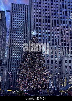 L'iconico albero di Natale al Rockefeller Center risplende in modo luminoso in una notte invernale cristallina durante la stagione delle vacanze a Midtown Manhattan, 2021, New York City, USA Foto Stock