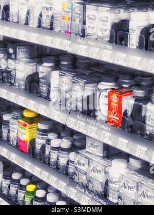 Vitamine, minerali e supplementi sugli scaffali di un Walmart locale in Utah, Stati Uniti. La maggior parte dei prodotti sono in bianco e nero tonalità argento, ma il colore selezionato è stato utilizzato anche per l'effetto artistico. Foto Stock