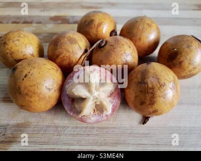 Agbalumo, alasa o udara, mela stella africana, ciliegia africana, sezione trasversale della frutta Foto Stock