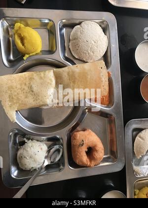 Colazione indiana: Colazione vegetariana dell'India del sud che include idli e dossa Foto Stock