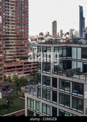 Powerhouse Yard Luxury Condominiums and Avalon Riverview South Luxury Rentals Roof Terrace in Long Island City, Queens Foto Stock