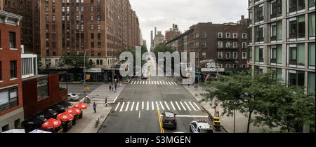 Incrocio tra West 23rd Street e 10th AVE a Chelsea, Manhattan, dal lungomare di High Line Foto Stock