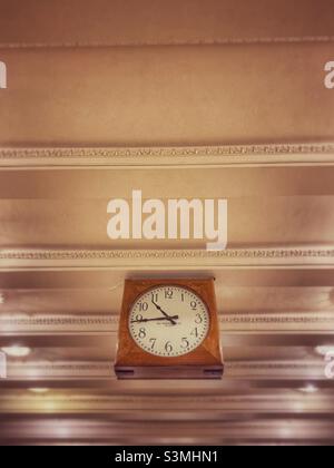 Orologio marrone appeso al soffitto. Foto Stock