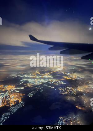 Sopra la città di Mosca, si può vedere attraverso il piano finestra di notte Foto Stock