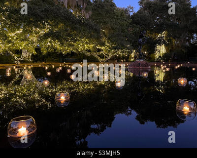 Brookgreen Gardens Nights of a Thousand Candles Oak Tree and Reflecting stagno. Brookgreen Gardens, Murrells Inlet, South Carolina. Foto Stock