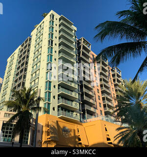 Edifici visti da Collins Avenue, South Beach, Miami Beach, Miami-Dade County, Florida, Stati Uniti, Nord America Foto Stock