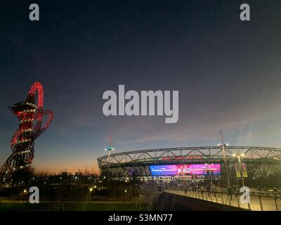 Lo stadio di Londra, sede della squadra di football del West Ham United a Londra nel gennaio 2022. Lo stadio ha ospitato la pista dei Giochi Olimpici e la competizione sul campo nel 2012. Foto Stock