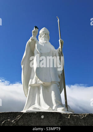 La statua di San Patrizio fu eretta nel 1928 sul Monte Sacro Croagh Patrick in Murrisk Irlanda. Foto Stock