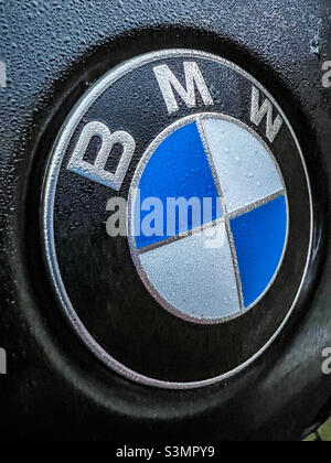 Logo BMW con gocce d'pioggia su veicolo nero Foto Stock