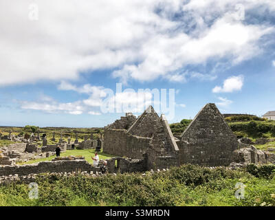 Rovine e cimitero dell'insediamento monastico delle sette Chiese sull'isola Aran di Inis Mor, alias Inishmore. Irlanda. Foto Stock