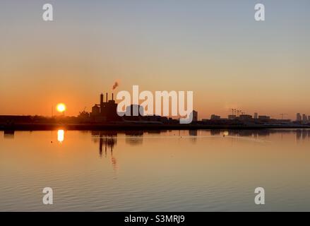 Royal Albert Dock, Docklands di Londra, al tramonto in inverno Foto Stock