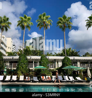 Dicembre, 2021, piscina, Kimpton Surfcomber Hotel, South Beach, Miami Beach, Florida, Stati Uniti Foto Stock