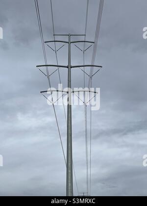 Linee elettriche ad alta tensione sul lato ovest della valle di Salt Lake, Utah, USA. Foto Stock