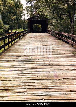 Ponte coperto di Red Oak Creek a Woodbury, Georgia, Stati Uniti. Foto Stock