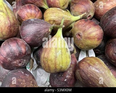 Un primo piano di una scatola di fichi maturi in un negozio di fattoria Foto Stock