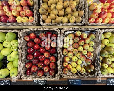 Cesti di diverse varietà di mele in vendita in un negozio di fattoria Leicestershire Foto Stock
